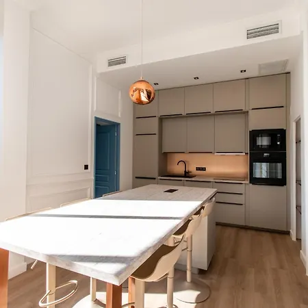 Haussmannien Pres Des Halles Et De La Gare - Sur Cour - Calme *